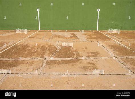 Foto van een Baskische pelota fronton in een dorp