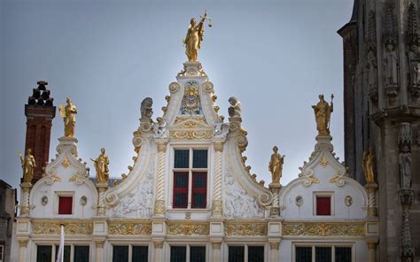 Voorbeeld van een Brugse laat-gotische gevel met rijke versieringen