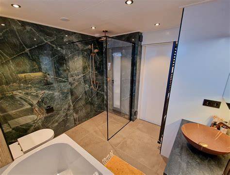 Tegelshowroom met vloer- en wandtegels op de vloer gepresenteerd