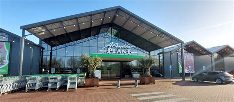 Overzicht van het uitgebreide assortiment van Tuincentrum Osdorp met tuinmeubelen en decoratie