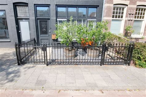Voor-en-na foto van een opnieuw bestrate voortuin door Ottenhof