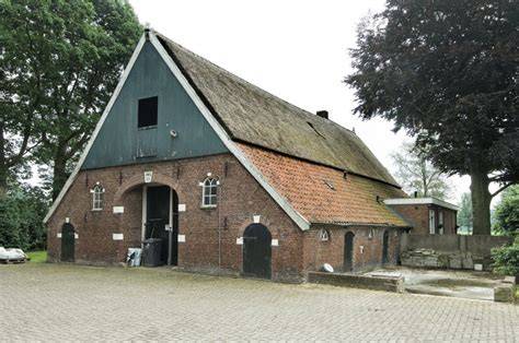 Afbeelding van een traditionele Drentse hallehuisboerderij met voren- en achterdeuren
