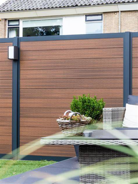 Voorbeeld van een composiet schutting met houtlook in moderne tuin