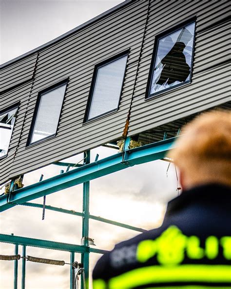 Foto van een modern sloopbedrijf dat werkt aan een gebouw in Purmerend