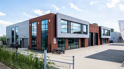 Interieur van een kantoorpand dat wordt leeggehaald en gedemonteerd