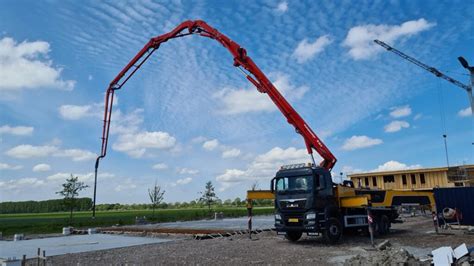 Visualisatie van het storten van beton in een funderingsbekisting met behulp van een betonpomp