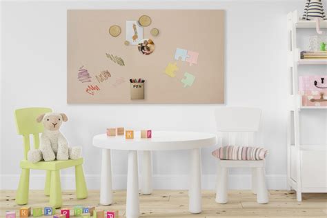 Voorbeeld van een kinderkamer met magnetisch krijtbord behang waarop kinderen tekenen