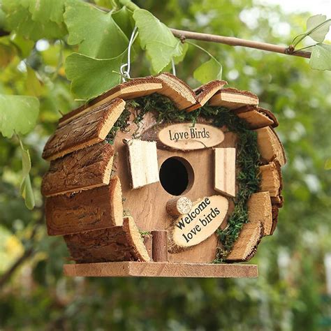 Voorbeelden van praktische en decoratieve tuinaccessoires zoals vogelhuisjes, plantenstandaarden en schuttinghangers.