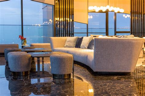 Foto van een luxe interieur met een gepolijste marmeren vloer.