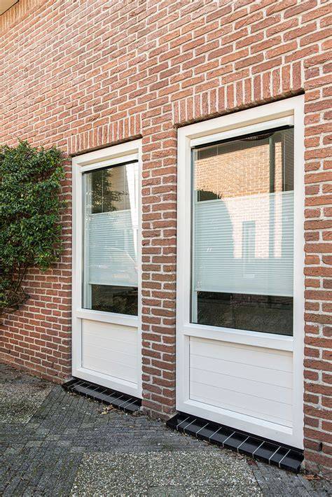 Afbeelding van borstwering met trasraam en betonpanelen