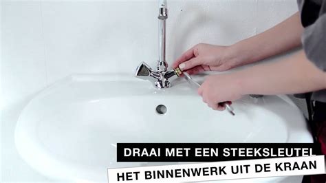 Gedetailleerde illustratie van het demonteren van een kraan, met pijlen die de volgorde van de stappen aangeven.