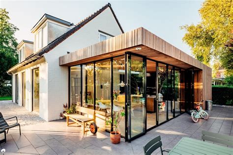 Visualisatie van een moderne woning met een uitbouw, die de extra leefruimte benadrukt.