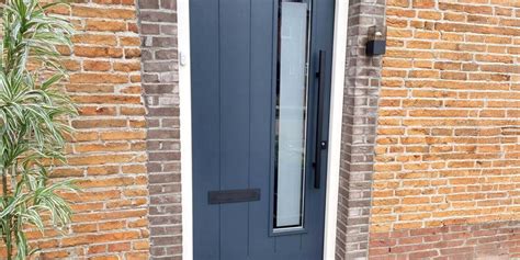 Detailfoto van een stijlvolle, moderne voordeur met hoogwaardig deurbeslag.