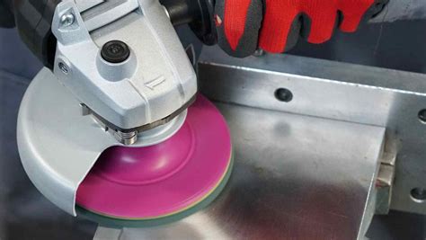 Voor-en-na foto van een motorvoorvork: vóór polijsten (met oxidatievlekken) en na polijsten (hoogglans afwerking).