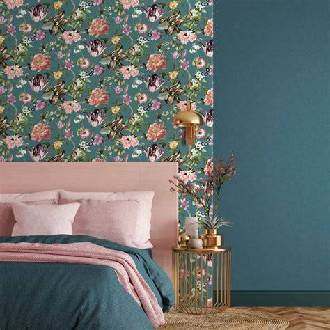 Bloemenprint behang voorbeeld met diepe petrol achtergrond en aardse tinten