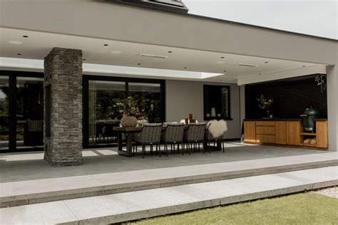 Luxe stacaravan met overdekt terras en tuinmeubilair