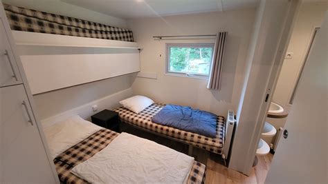 Individuele slaapkamer in een luxe stacaravan met een lang bed