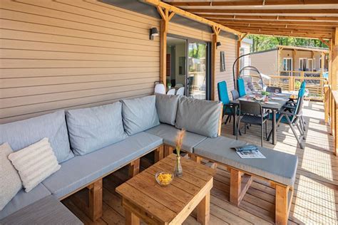 Overzicht van de luxe stacaravan Supreme Lounge Deluxe Family Lounge Premium Zone met Tipi tent