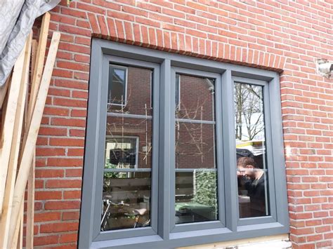 Illustratie van een huis met nieuwe, moderne kozijnen ter vergelijking met oude, versleten kozijnen.