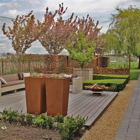 Foto: Voorbeelden van cortenstaal elementen in tuin en gevel