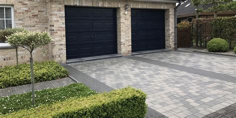 Voorbeeld van een luxe oprit aangelegd met natuursteen