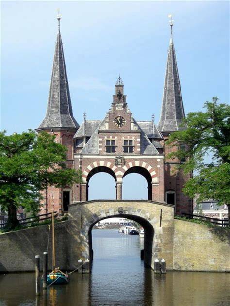 Waterpoort met twee torens en brug