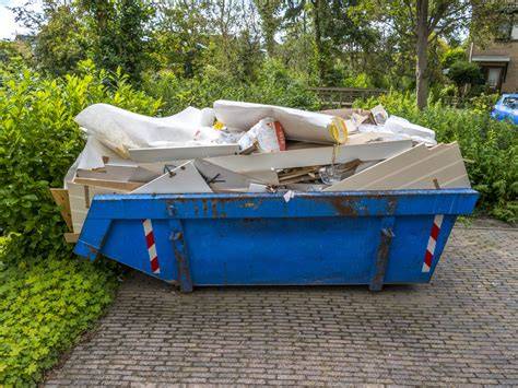 Foto van een puincontainer op locatie