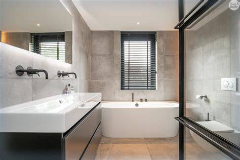 Bronzen glas in een moderne badkamer afbeelding