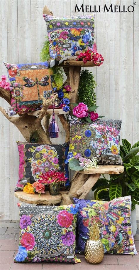 Illustratie van diverse Melli Mello producten zoals dekbedovertrekken, kussens en accessoires, die de eclectische stijl van het merk benadrukken.