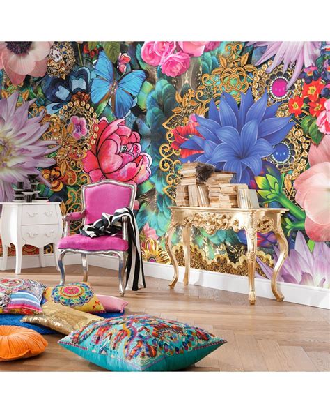 Voorbeeld van een kinderkamer met kleurrijk Melli Mello behang, thematische muurdecoratie en een zacht vloerkleed.