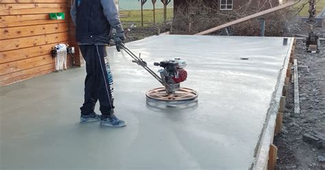 Vlinderen van een betonvloer, waarbij machines het oppervlak glad maken.