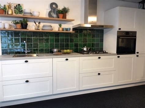 keuken met groene metrotegels als backsplash