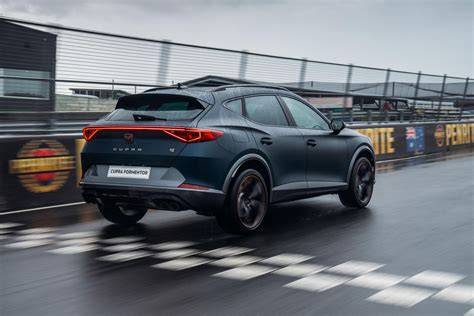 afbeelding van CUPRA Formentor met koperkleurige details en zwart dak
