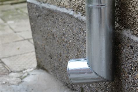 Beeld van een regenpijp en een schild voor bescherming tegen verstopping