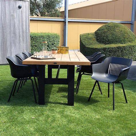 Afbeelding van Sophie kuipstoelen met Yasmani tafel onder een pergola in een moderne tuin