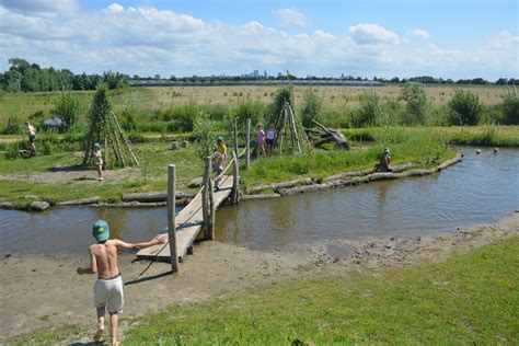 Kinderen spelen in de Speelnatuur Oerrr met houten constructies en klimparcours