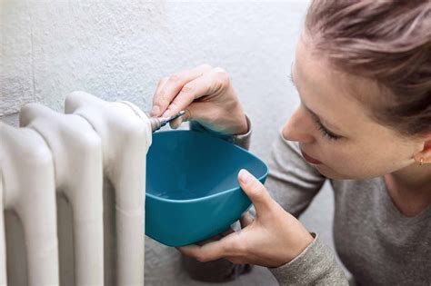 Illustratie van het ontluchten van een radiator.