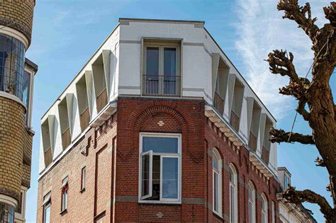 Illustratie van een modern gebouw met een focus op technische installaties en regelapparatuur