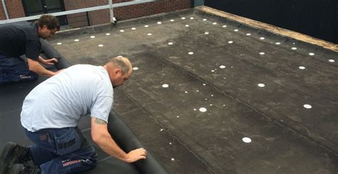 Video: EPDM over bitumen montage stappen