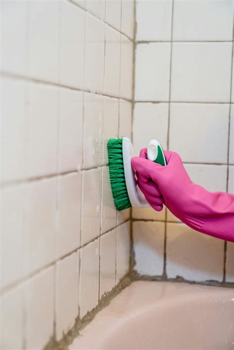 Loodgieter die een douche controleert op lekkage.