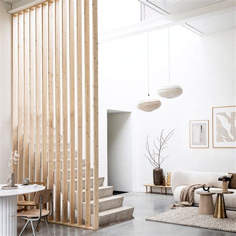 Illustration van een compacte wc-radiator in een donker interieur met houten details