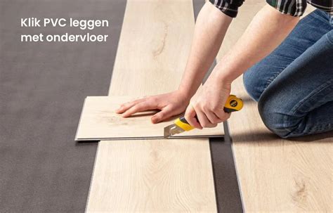 Schematische vergelijking: klik-pvc over tegels vs plak-pvc over tegels