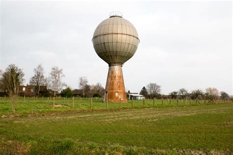 Doorsnede van de watertoren met het stalen reservoir en het appartement.