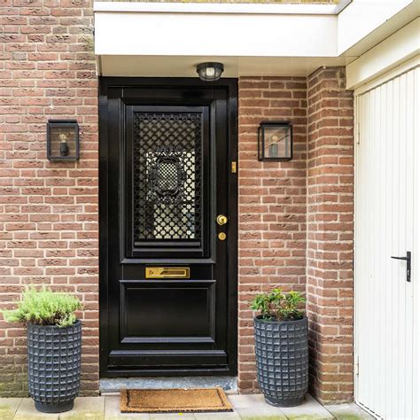 Collage van verschillende voordeuren: landelijk met panelen, klassiek met glas-in-lood, tijdloos design
