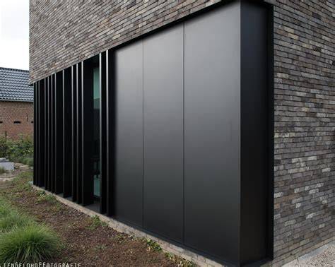 Klantcase: voor- en na foto van stalen gevelbekleding in een utiliteitsgebouw