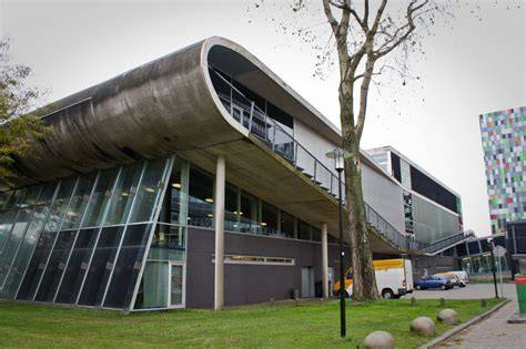 Foto: Educatorium interieur met zichtbare glazen ovaal en betonstalen volumes