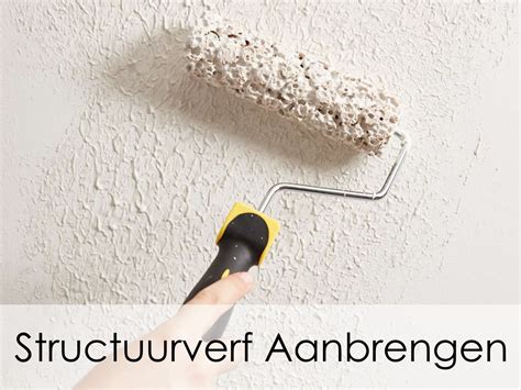 Illustratie van het aanbrengen van muurverf op een gestructureerd oppervlak met een roller.