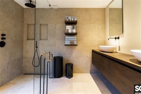 Voorbeelden van verschillende stijlen en kleuren inbouwspots voor badkamers.