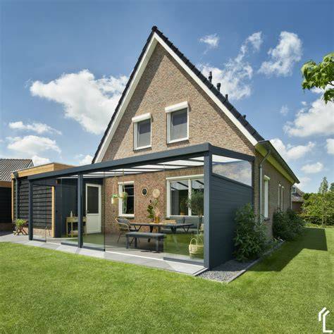 Infographic met hoofdpunten: trapbescherming, vloerkeuzes, overkapping, materialen en budgettips