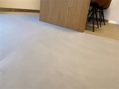 Foto van showroom met verschillende betonlook vloeren